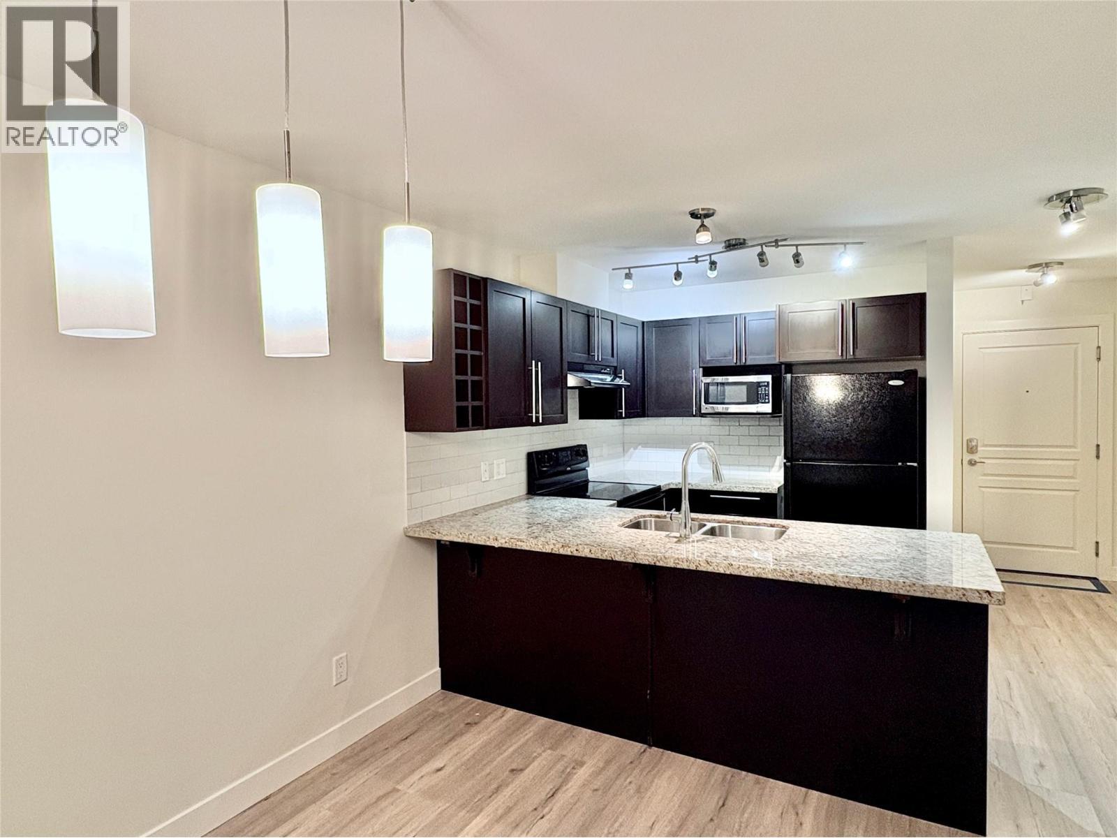 1099 Sunset Drive Unit# 441, Kelowna, BC - Indoor Photo Showing Kitchen With Double Sink
