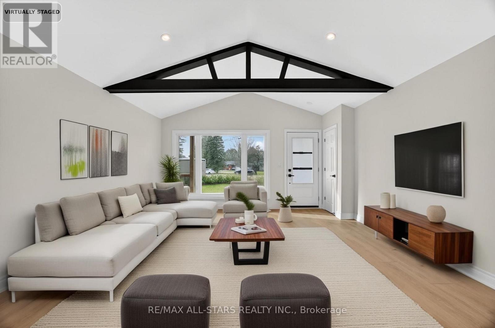 51 Garrett Drive, Georgina, ON - Indoor Photo Showing Living Room