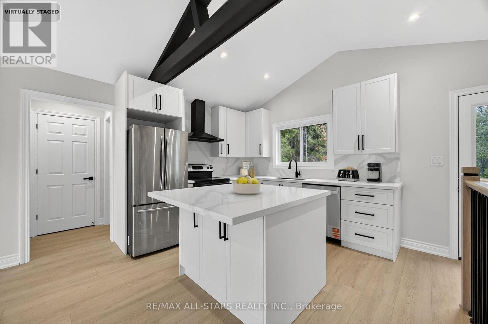 51 Garrett Drive, Georgina, ON - Indoor Photo Showing Kitchen With Upgraded Kitchen