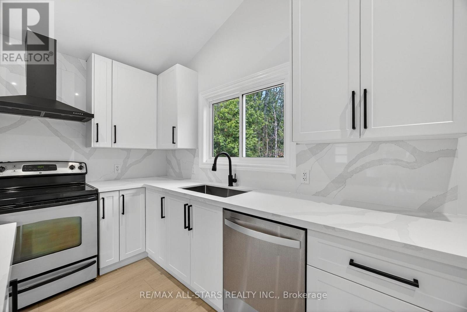 51 Garrett Drive, Georgina, ON - Indoor Photo Showing Kitchen With Upgraded Kitchen