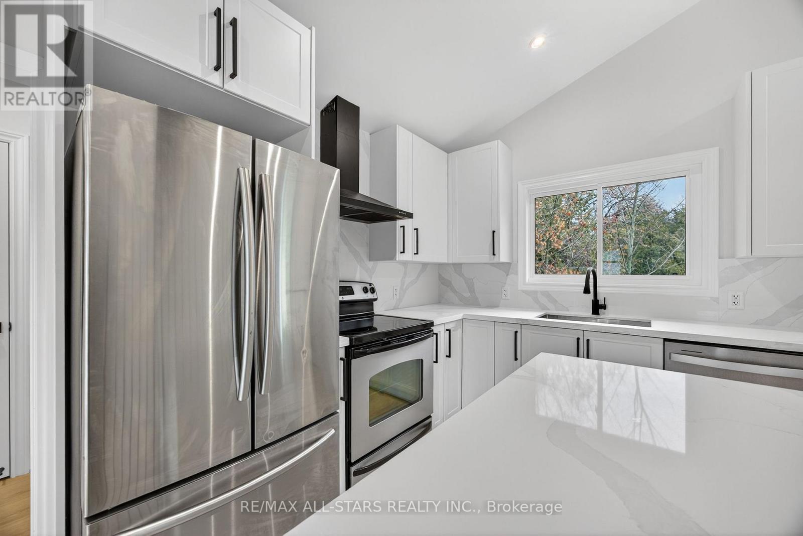 51 Garrett Drive, Georgina, ON - Indoor Photo Showing Kitchen With Upgraded Kitchen