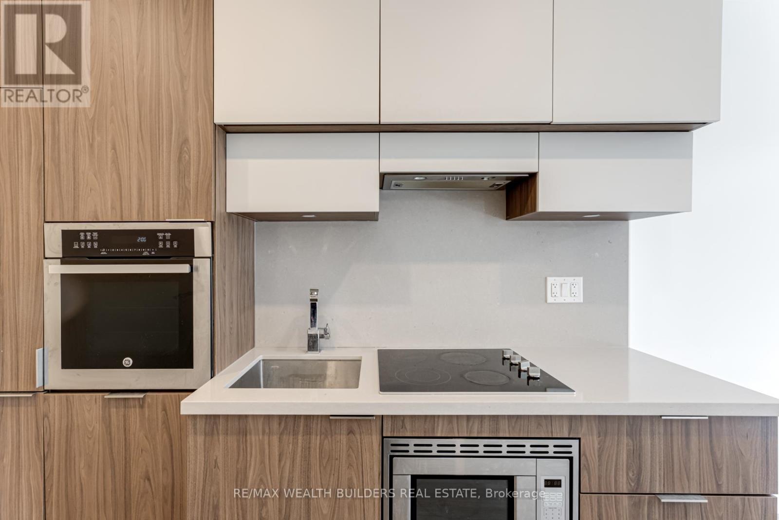405 - 39 Roehampton Avenue, Toronto, ON - Indoor Photo Showing Kitchen