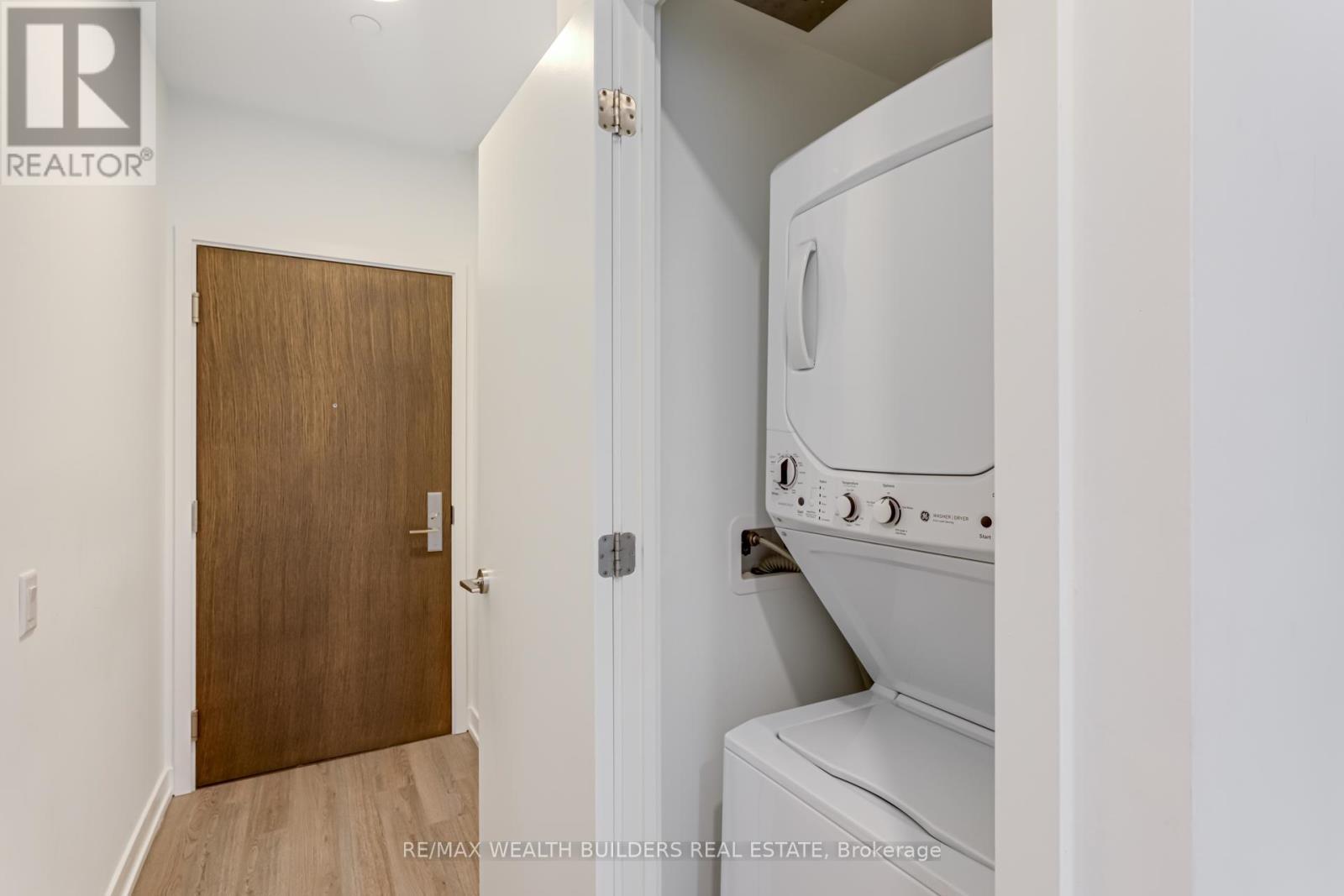 405 - 39 Roehampton Avenue, Toronto, ON - Indoor Photo Showing Laundry Room