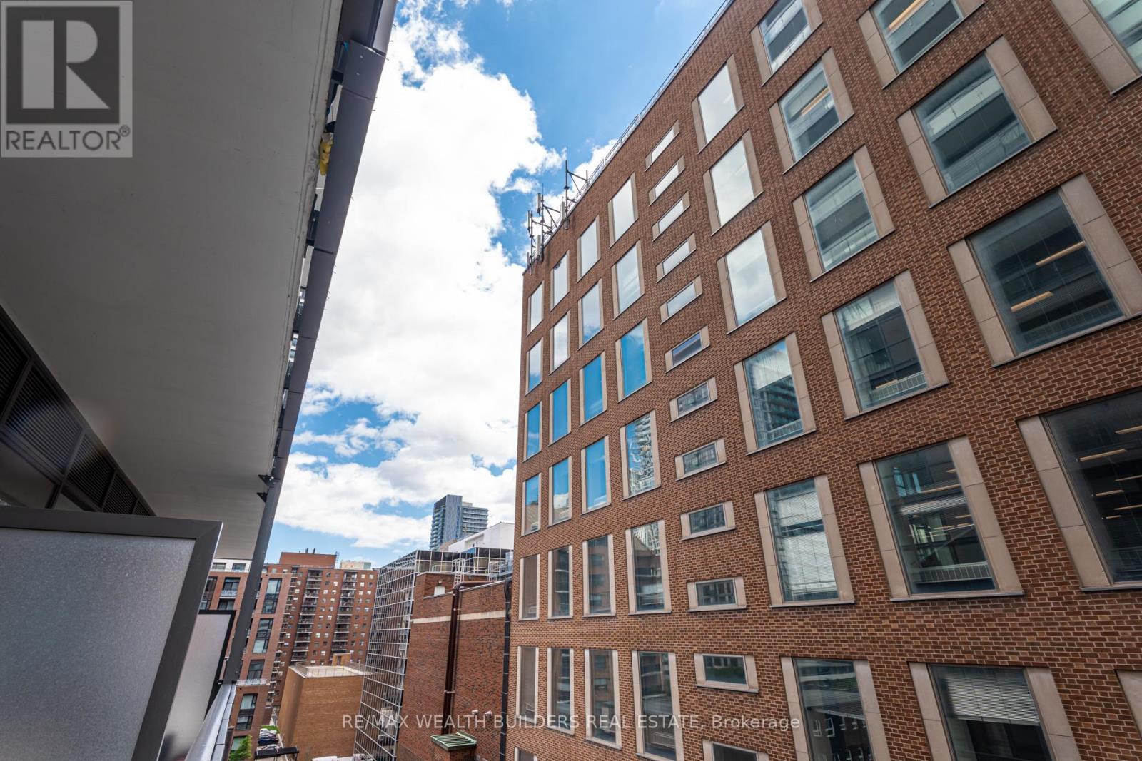 405 - 39 Roehampton Avenue, Toronto, ON - Outdoor