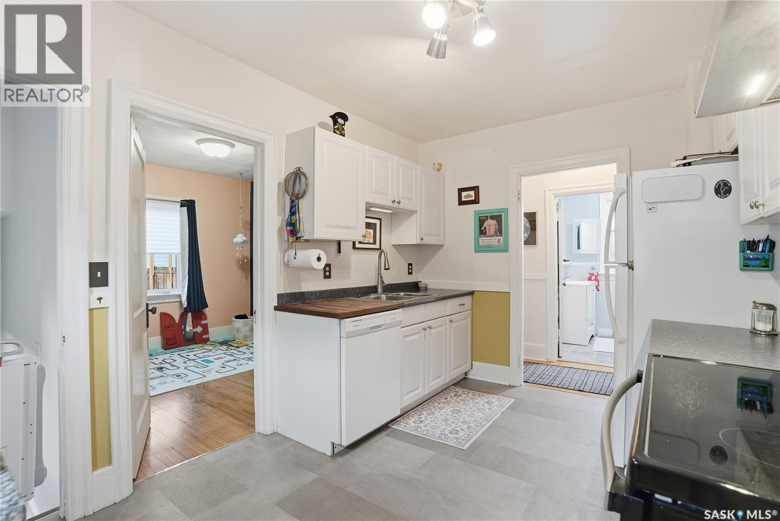 1121 C Avenue N, Saskatoon, SK - Indoor Photo Showing Kitchen