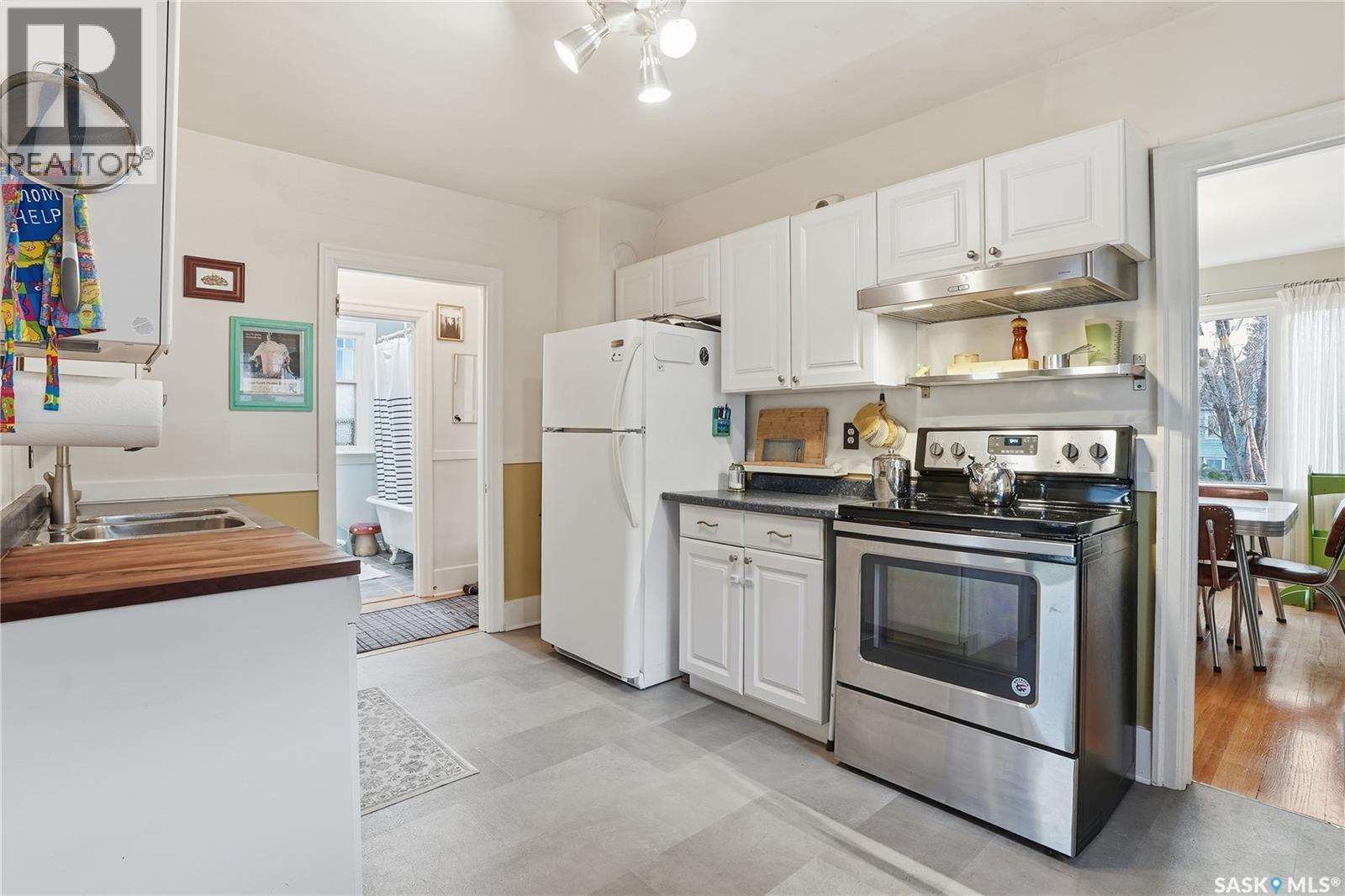 1121 C Avenue N, Saskatoon, SK - Indoor Photo Showing Kitchen With Double Sink