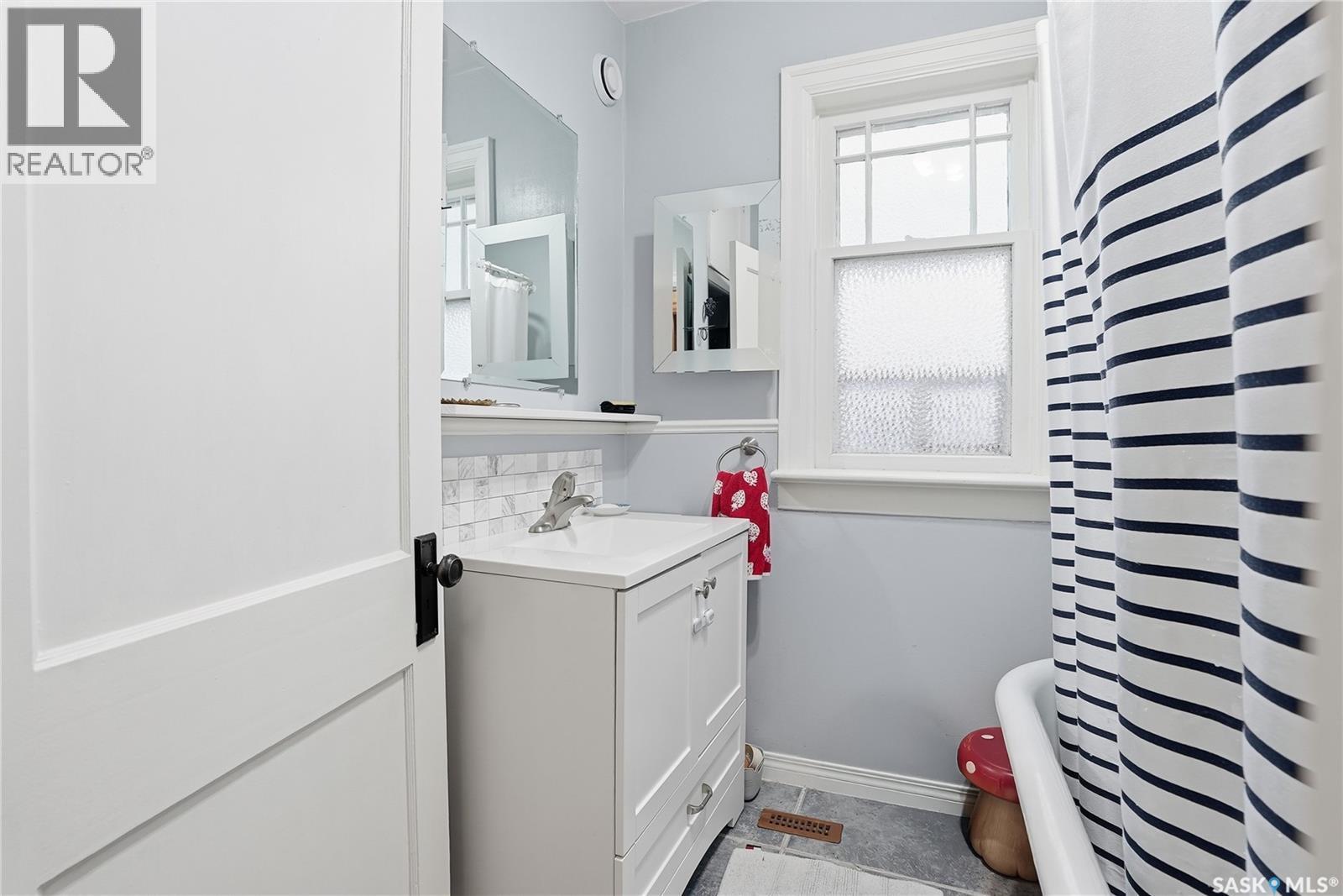 1121 C Avenue N, Saskatoon, SK - Indoor Photo Showing Laundry Room