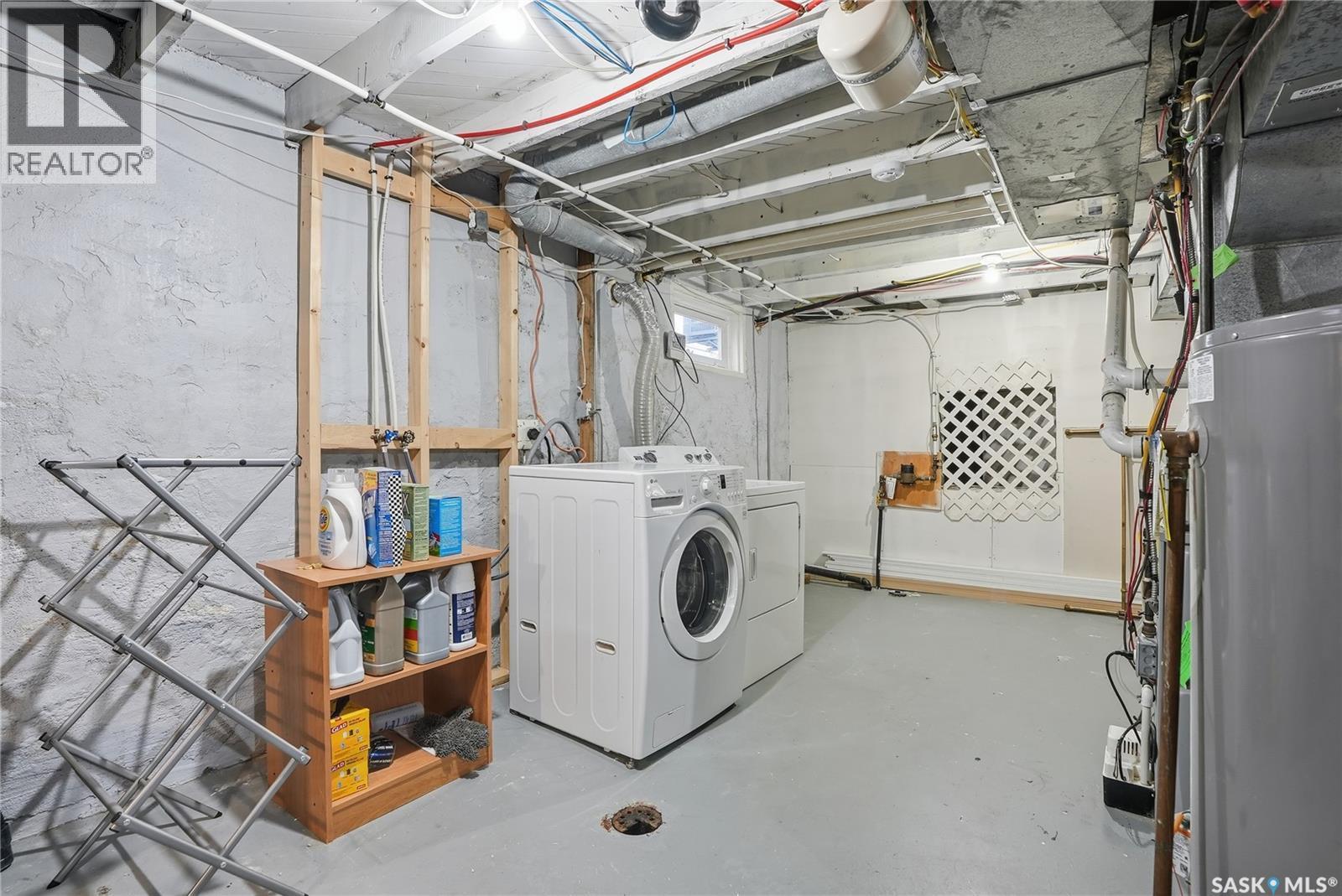 1121 C Avenue N, Saskatoon, SK - Indoor Photo Showing Laundry Room