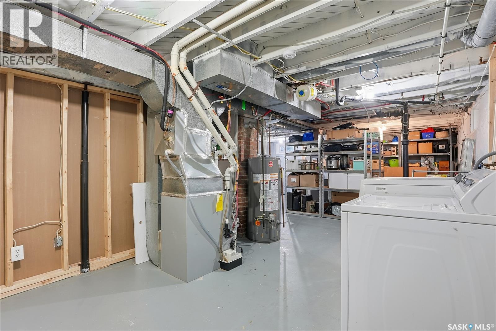 1121 C Avenue N, Saskatoon, SK - Indoor Photo Showing Laundry Room