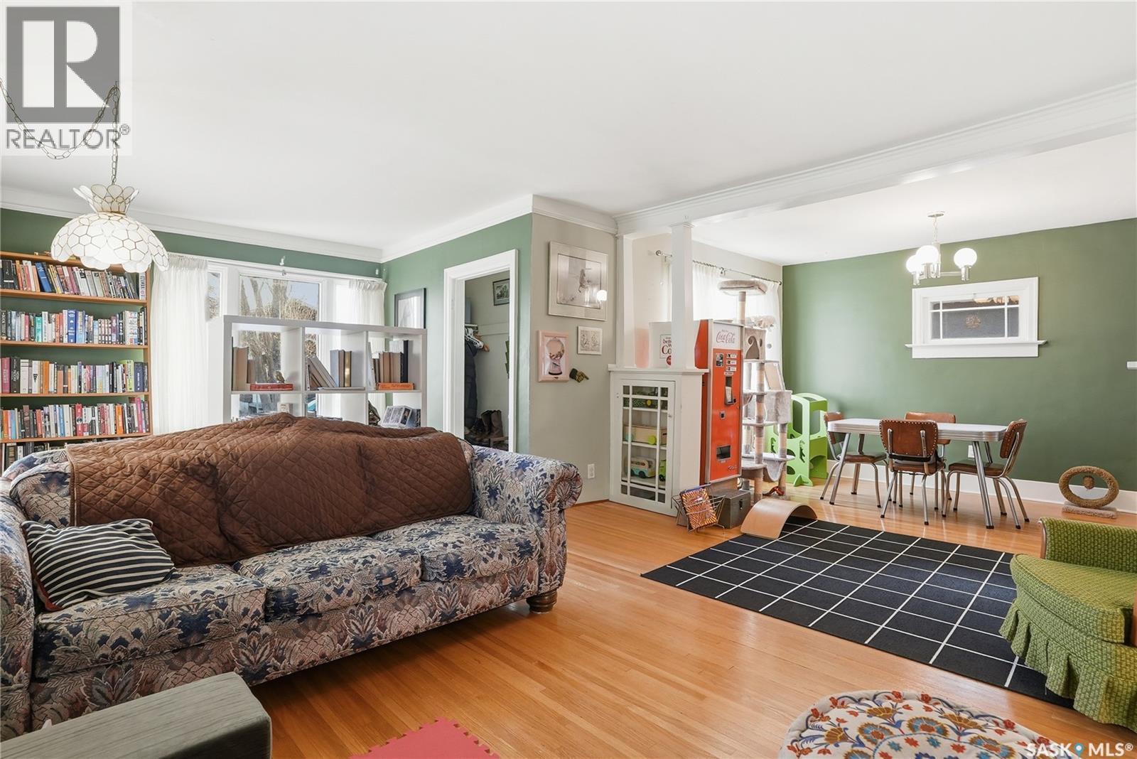 1121 C Avenue N, Saskatoon, SK - Indoor Photo Showing Living Room