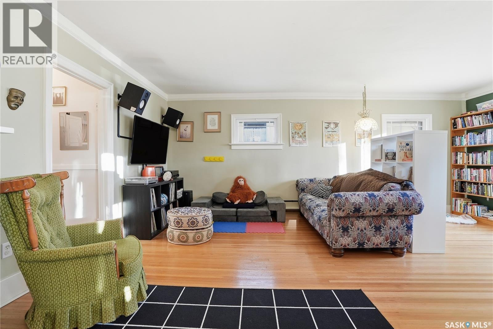 1121 C Avenue N, Saskatoon, SK - Indoor Photo Showing Living Room