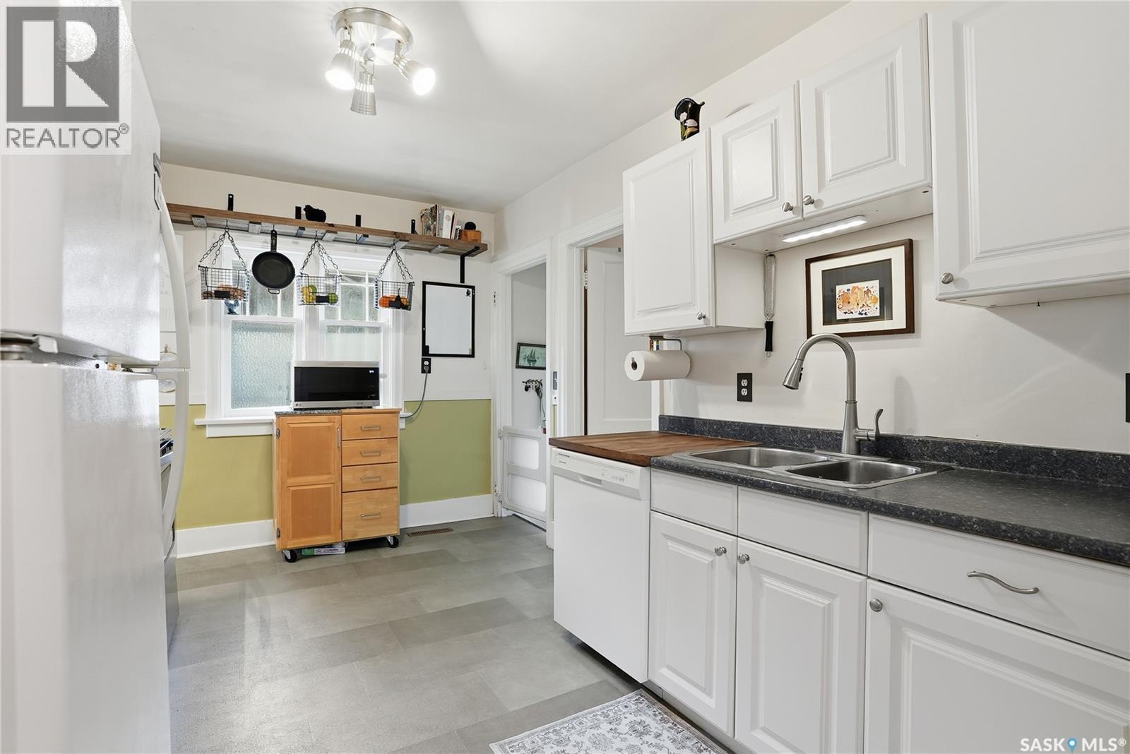 1121 C Avenue N, Saskatoon, SK - Indoor Photo Showing Kitchen With Double Sink