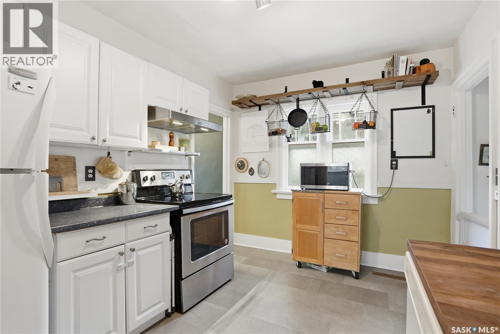 1121 C Avenue N, Saskatoon, SK - Indoor Photo Showing Kitchen