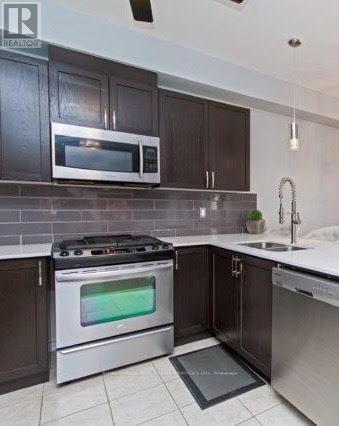 576 Murray Meadows Place, Milton, ON - Indoor Photo Showing Kitchen With Stainless Steel Kitchen With Double Sink With Upgraded Kitchen