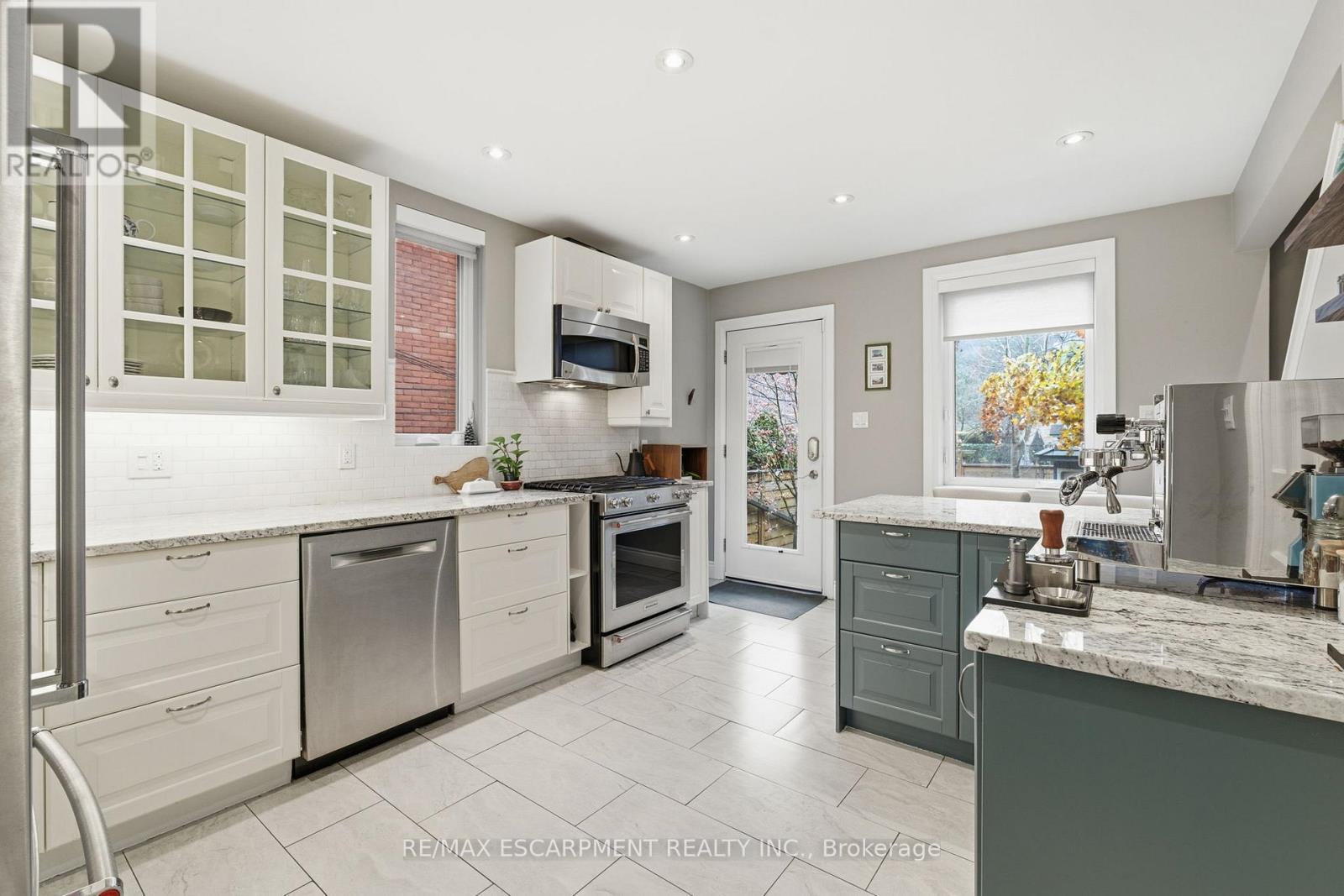 141 Markland Street, Hamilton, ON - Indoor Photo Showing Kitchen With Upgraded Kitchen