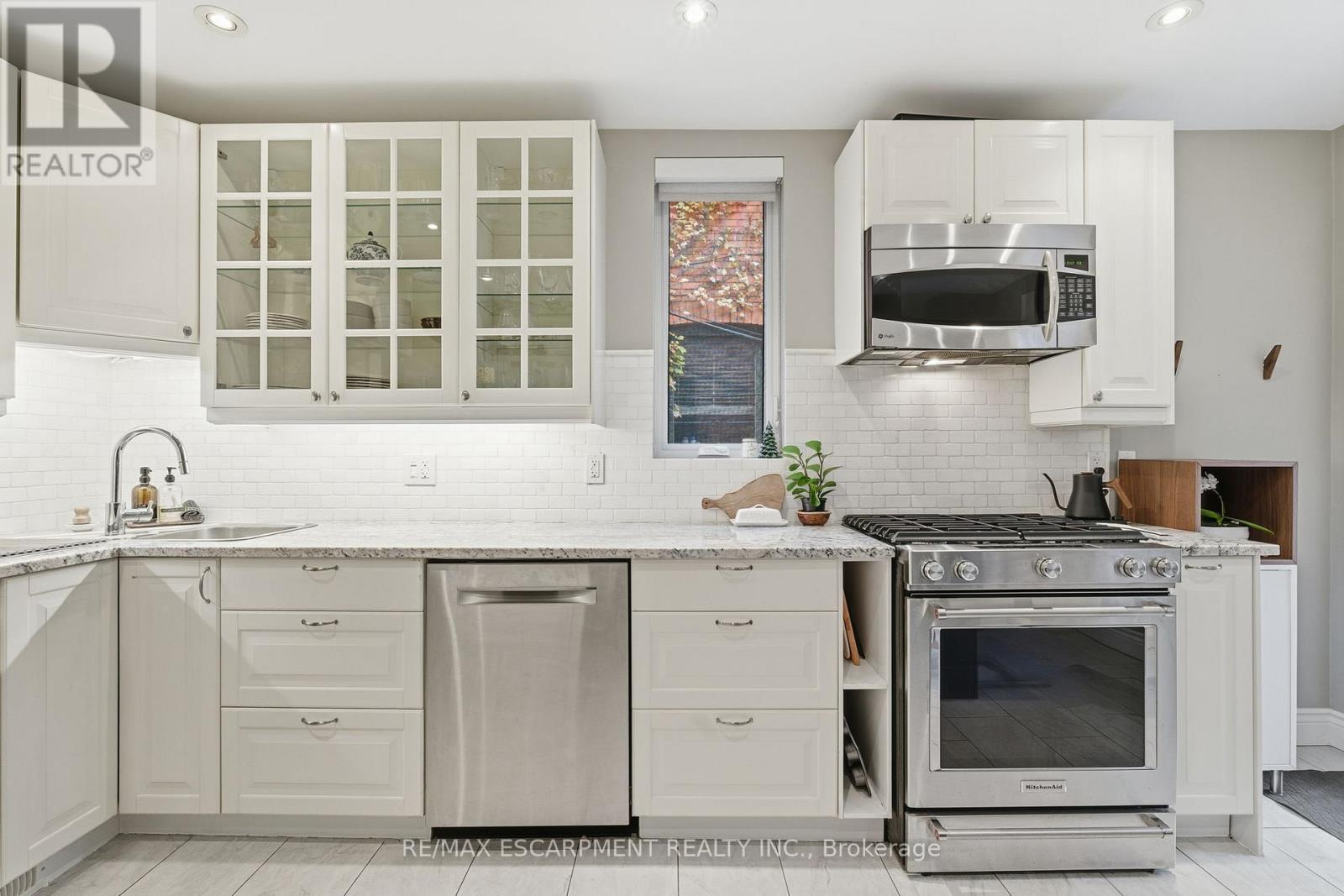 141 Markland Street, Hamilton, ON - Indoor Photo Showing Kitchen