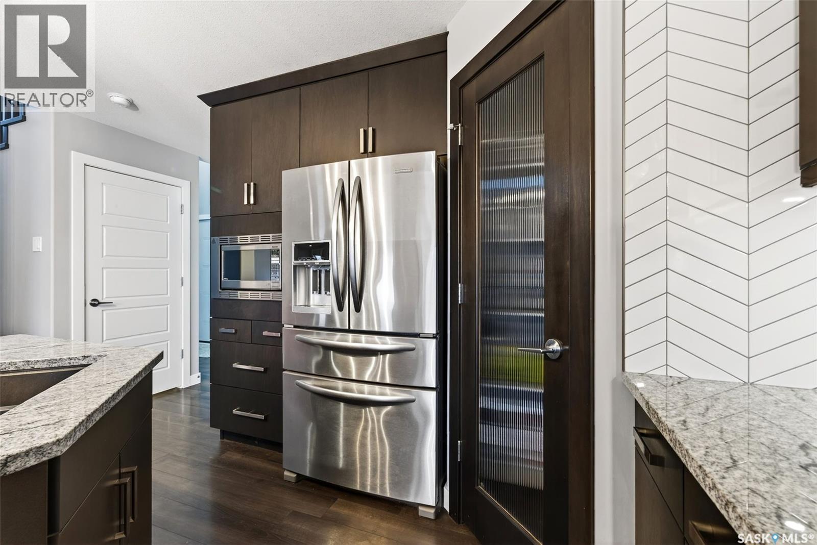 5669 Glide Crescent, Regina, SK - Indoor Photo Showing Kitchen With Upgraded Kitchen