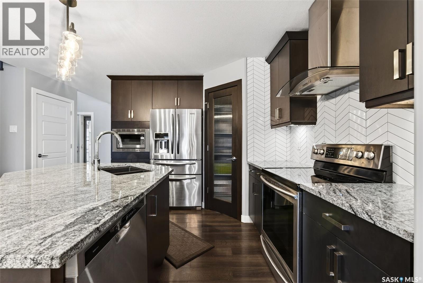 5669 Glide Crescent, Regina, SK - Indoor Photo Showing Kitchen With Double Sink With Upgraded Kitchen