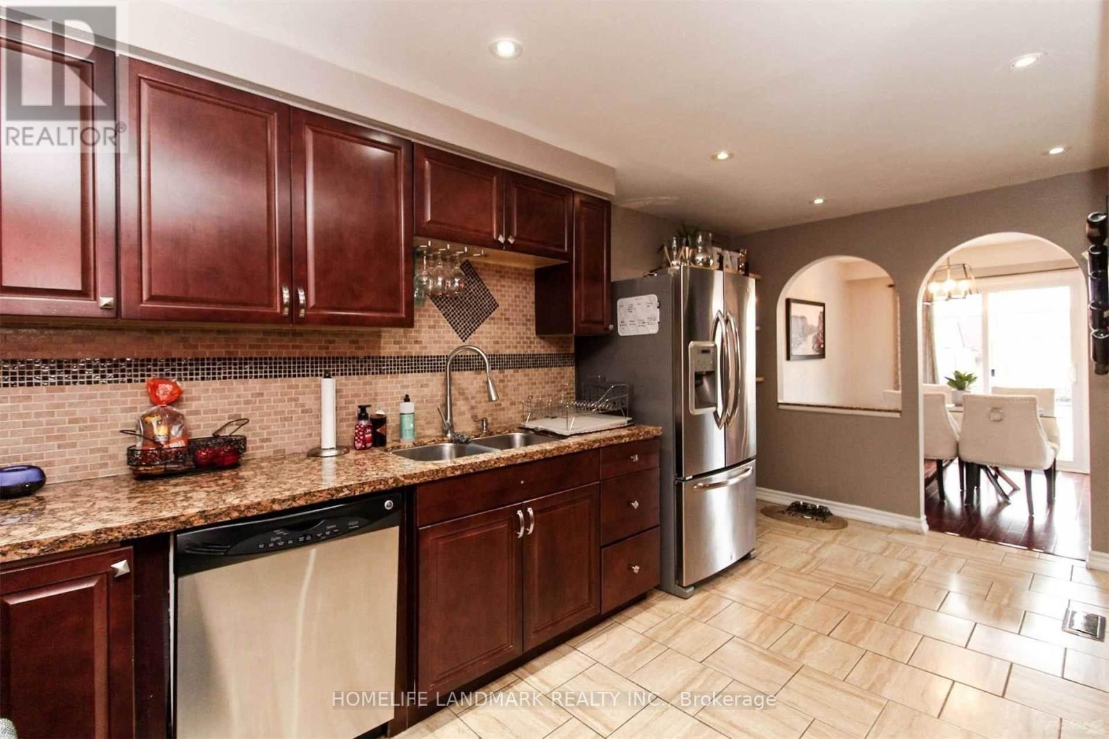 1420 Fieldlight Boulevard, Pickering, ON - Indoor Photo Showing Kitchen With Double Sink