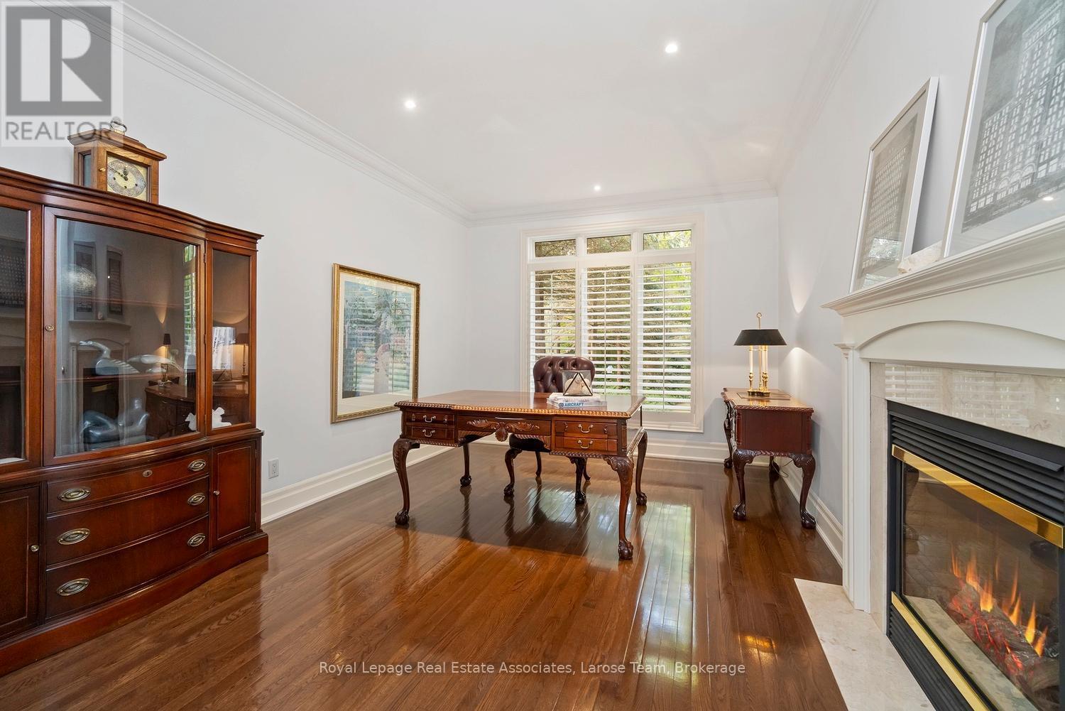 562 Gladwyne Court, Mississauga, ON - Indoor With Fireplace