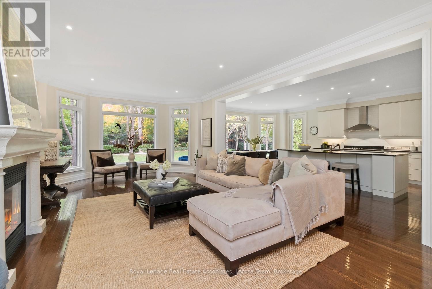 562 Gladwyne Court, Mississauga, ON - Indoor Photo Showing Living Room With Fireplace
