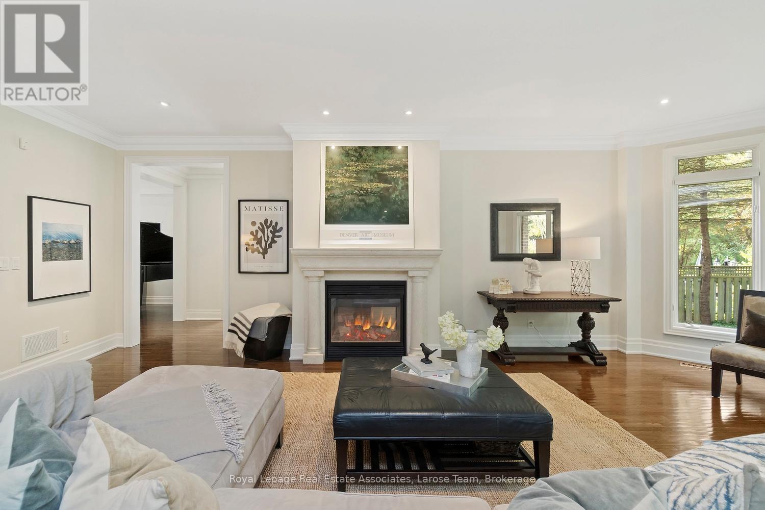 562 Gladwyne Court, Mississauga, ON - Indoor Photo Showing Living Room With Fireplace