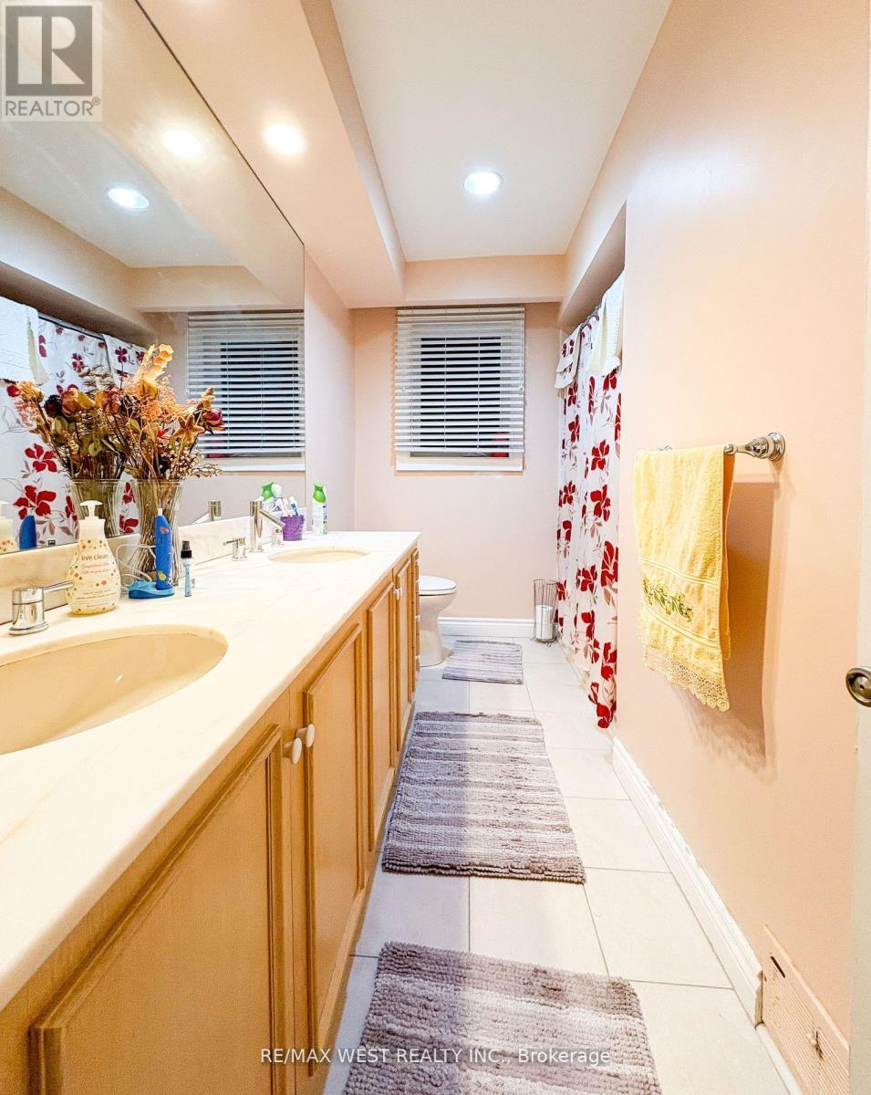 Main - 5 Arlstan Drive, Toronto, ON - Indoor Photo Showing Bathroom