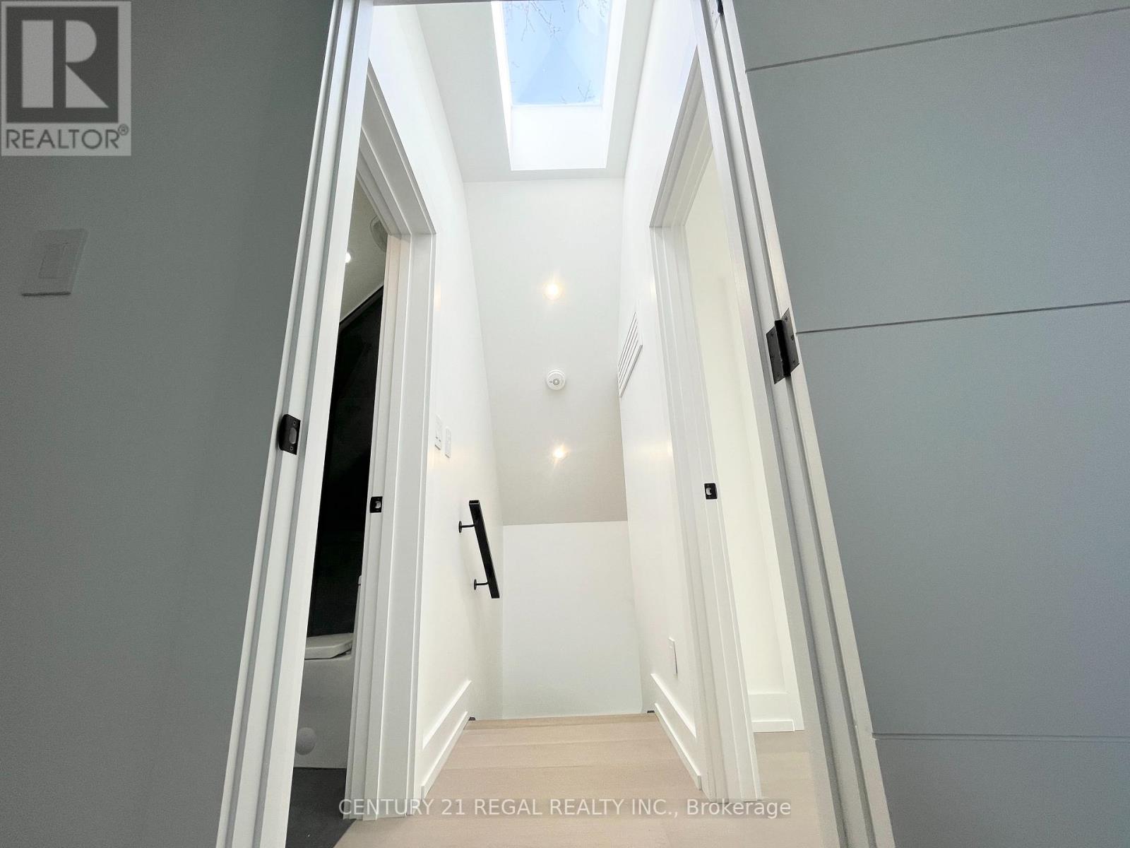 Upper Level - Skylight - Unit 2 - 171 Durant Avenue, Toronto, ON - Indoor Photo Showing Other Room