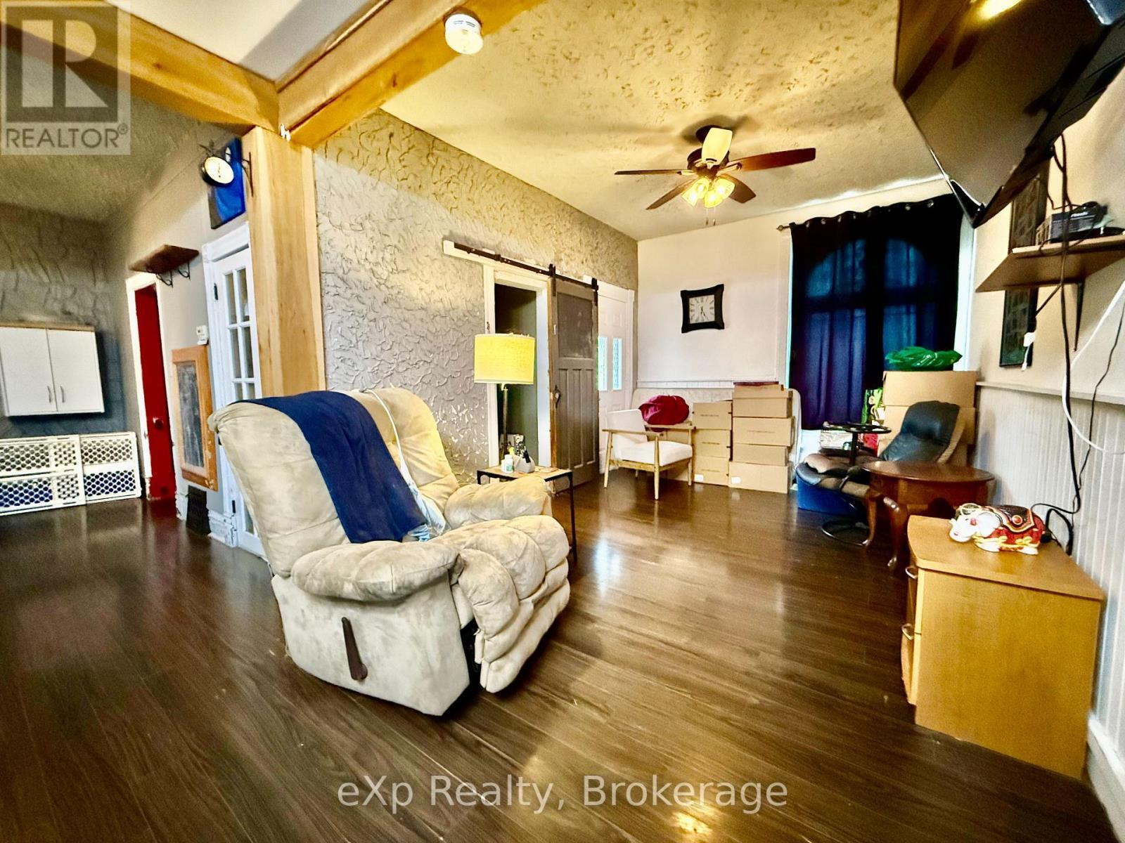 388 11Th Street, Hanover, ON - Indoor Photo Showing Living Room
