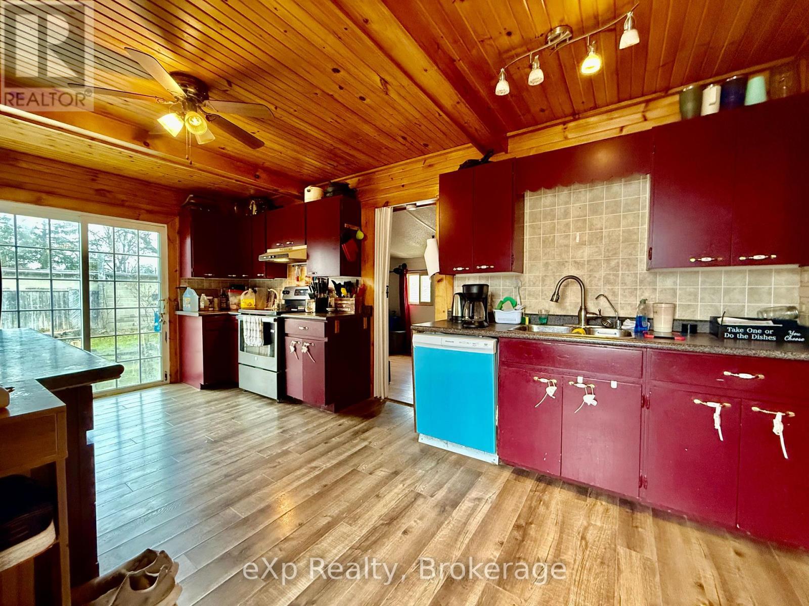 388 11Th Street, Hanover, ON - Indoor Photo Showing Kitchen With Double Sink