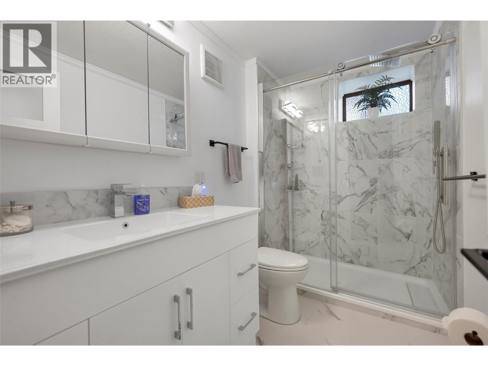 Beautiful bathroom - 2726 Tranquil Place, Blind Bay, BC - Indoor Photo Showing Bathroom