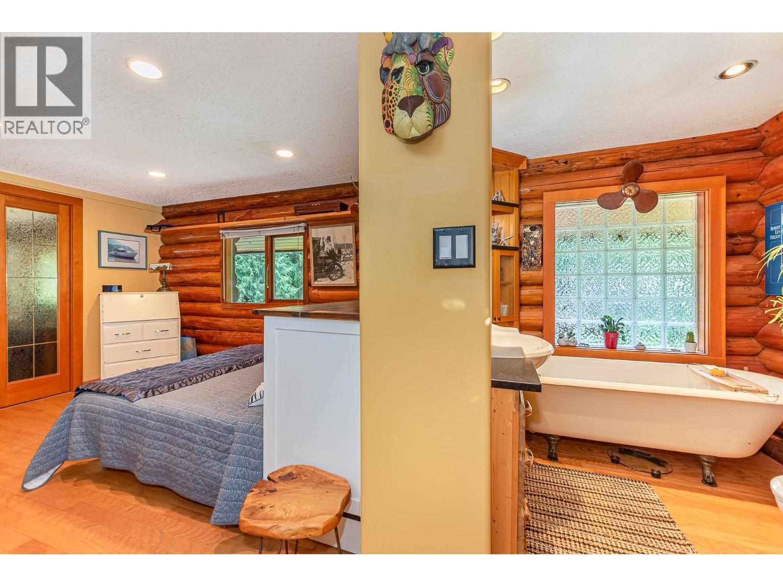 Pull out bed for your guests - 2726 Tranquil Place, Blind Bay, BC - Indoor Photo Showing Bedroom