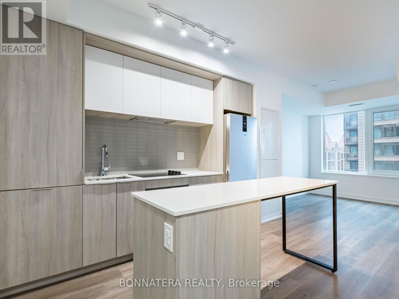 2307 - 395 Square One Drive, Mississauga, ON - Indoor Photo Showing Kitchen