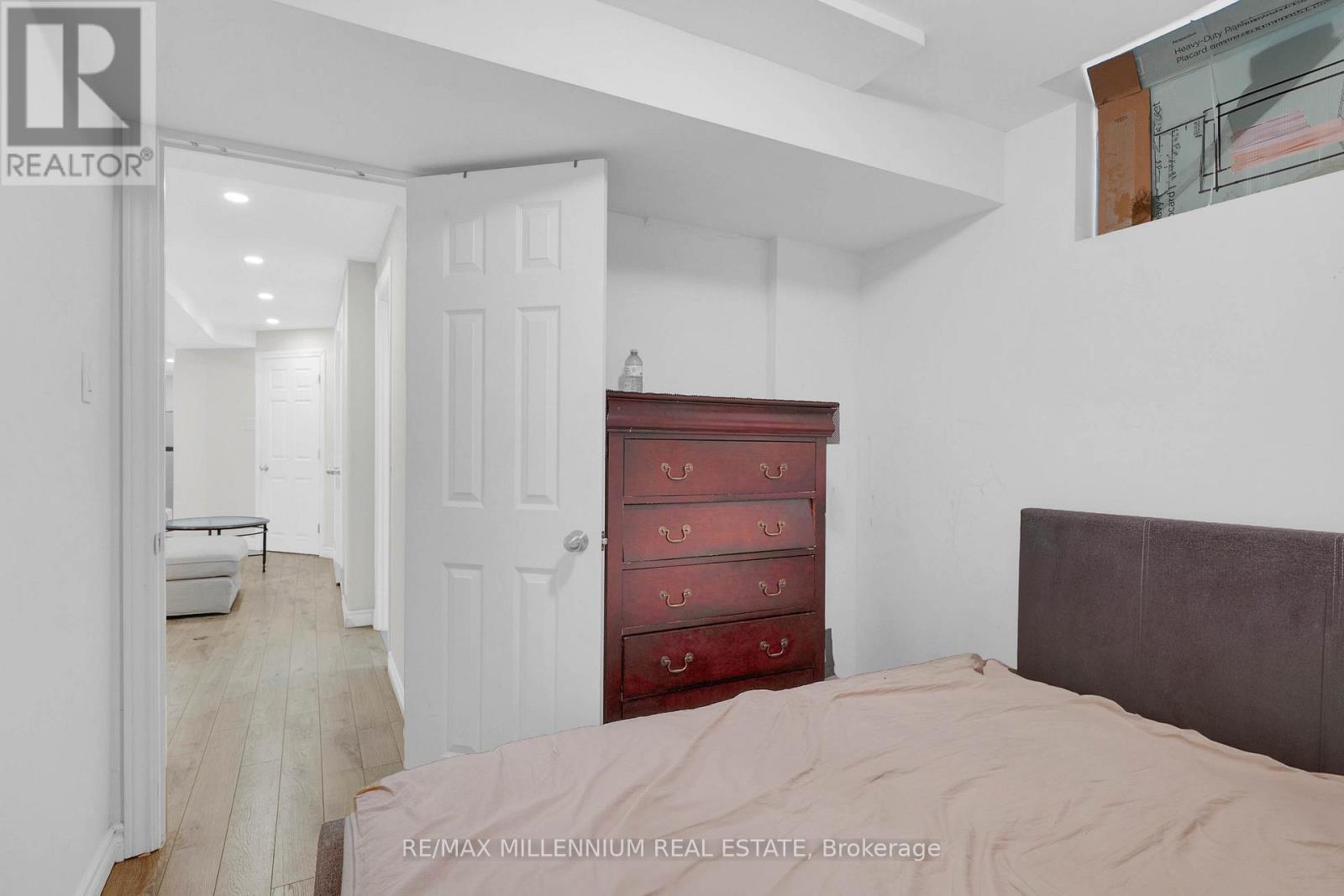 10 Mainland Crescent E, Vaughan, ON - Indoor Photo Showing Bedroom