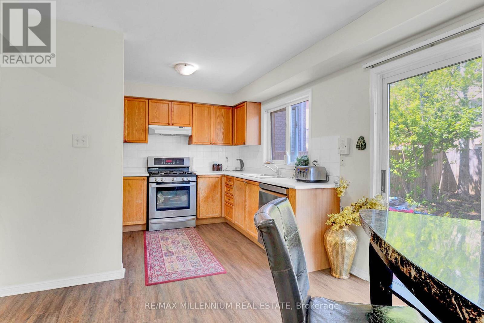 10 Mainland Crescent E, Vaughan, ON - Indoor Photo Showing Kitchen