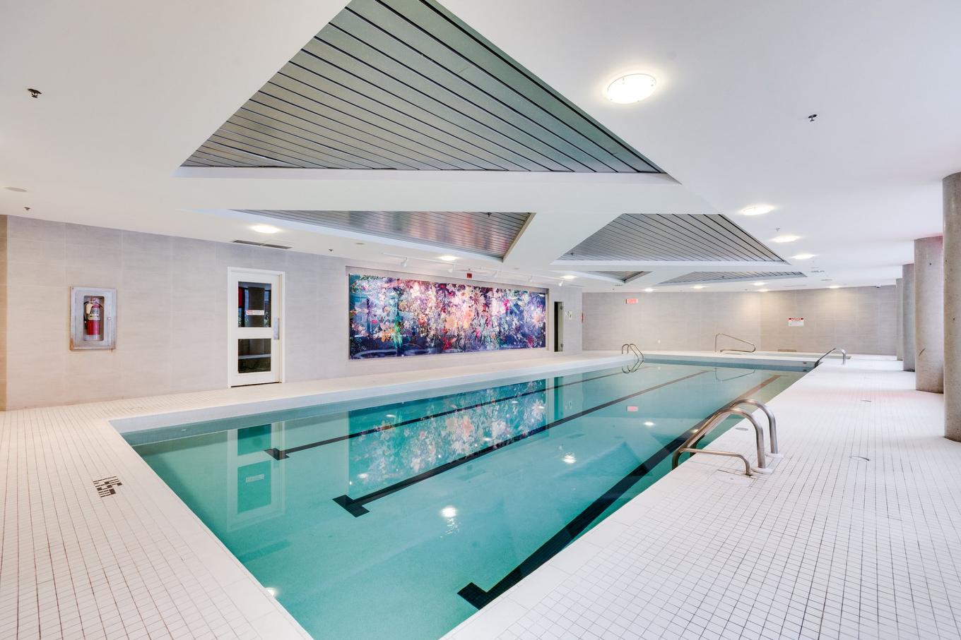 Piscine - 207-7317 Av. Victoria, Montréal (Côte-Des-Neiges/Notre-Dame-De-Grâce), QC - Indoor Photo Showing Other Room With In Ground Pool