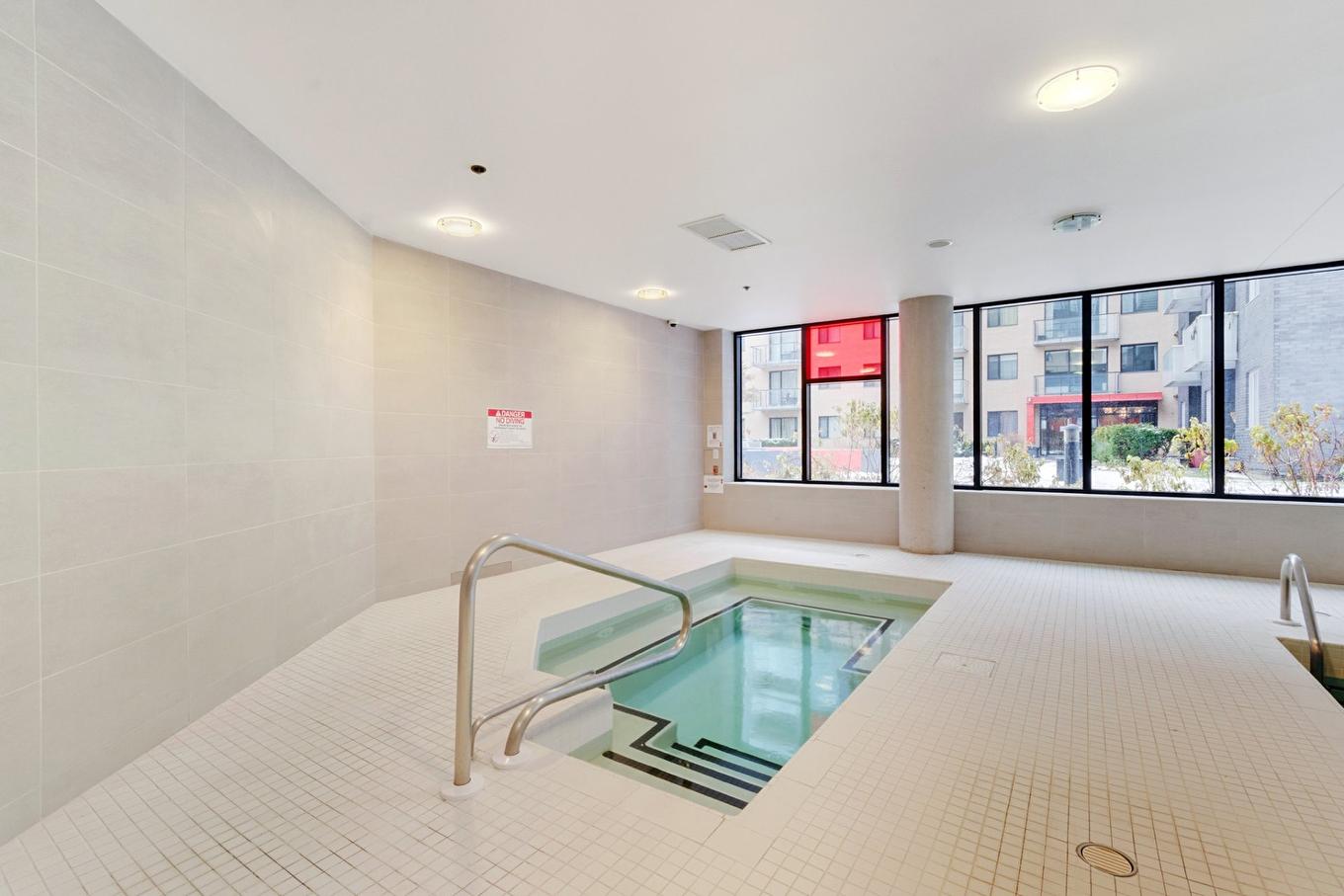 Piscine - 207-7317 Av. Victoria, Montréal (Côte-Des-Neiges/Notre-Dame-De-Grâce), QC - Indoor Photo Showing Other Room With In Ground Pool