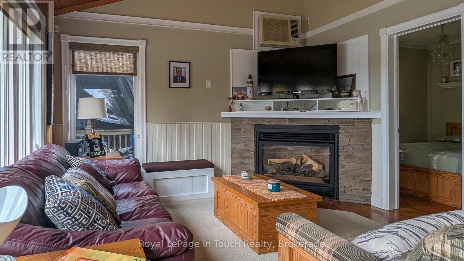 2849 Honey Harbour Road, Georgian Bay (Baxter), ON - Indoor Photo Showing Living Room With Fireplace