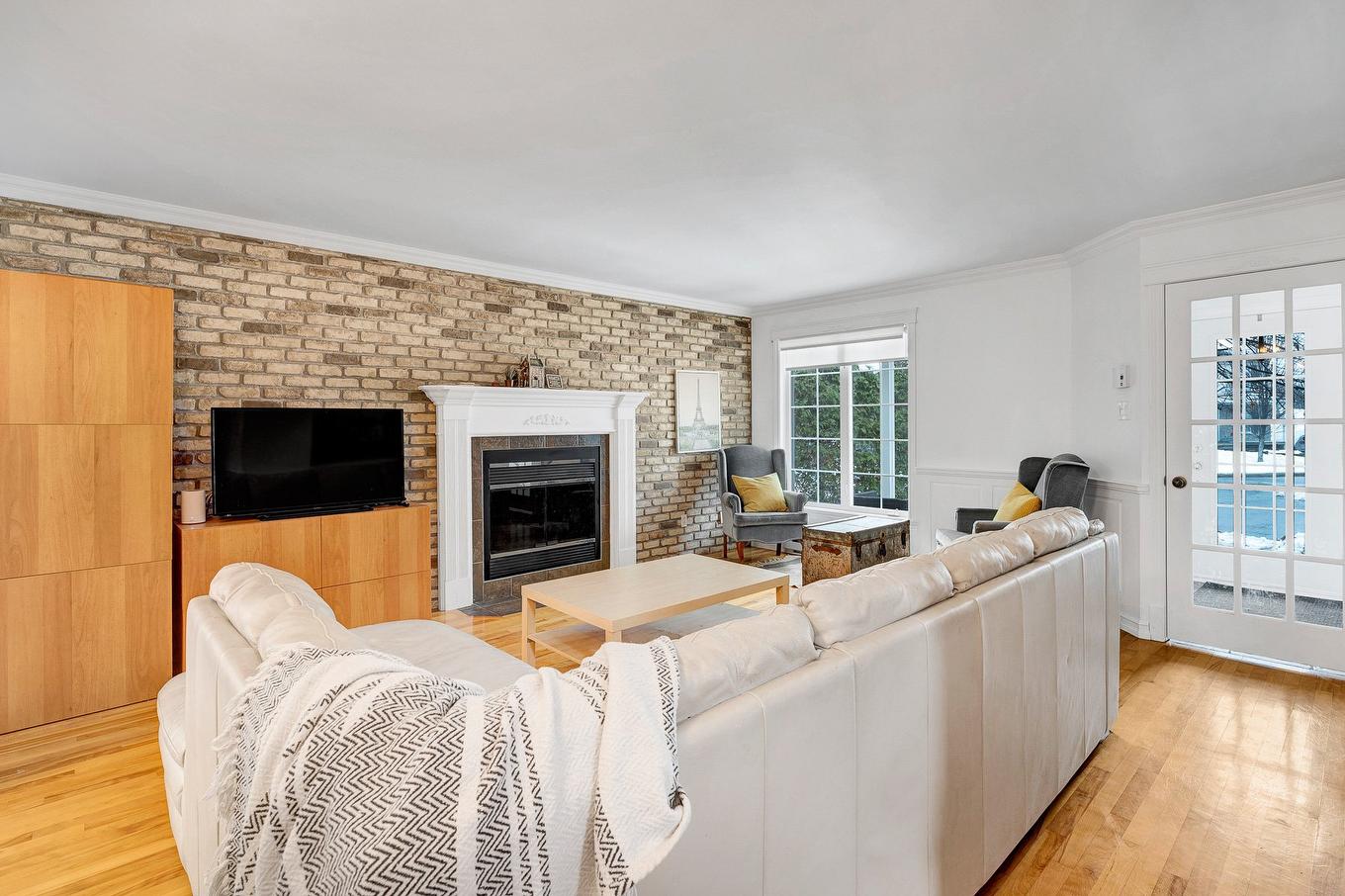 Living room - 57 Rue Des Florins, Blainville, QC - Indoor Photo Showing Living Room With Fireplace