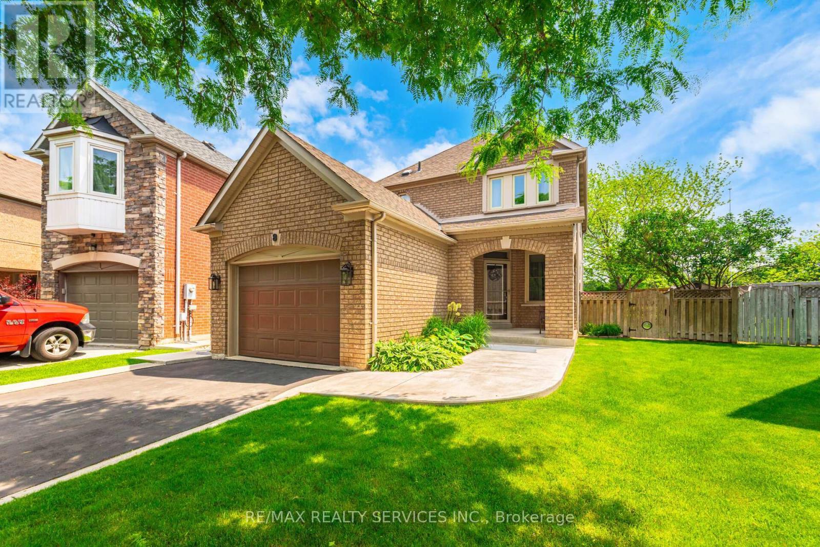 8 Inwood Place, Brampton, ON - Outdoor