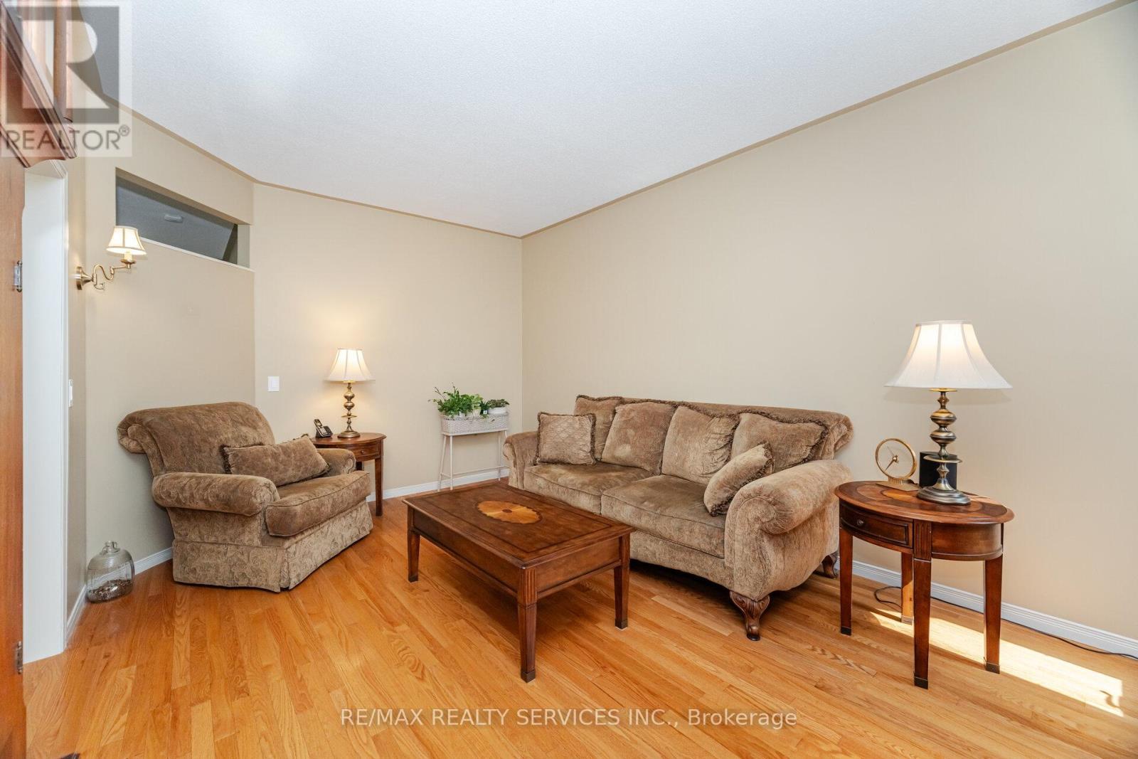 8 Inwood Place, Brampton, ON - Indoor Photo Showing Living Room