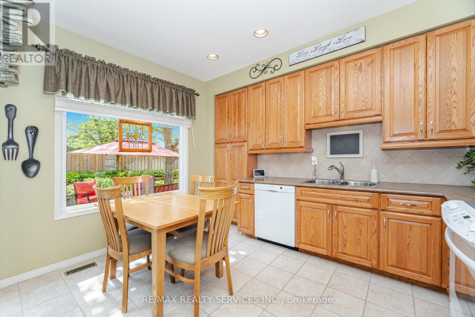 8 Inwood Place, Brampton, ON - Indoor Photo Showing Kitchen With Double Sink