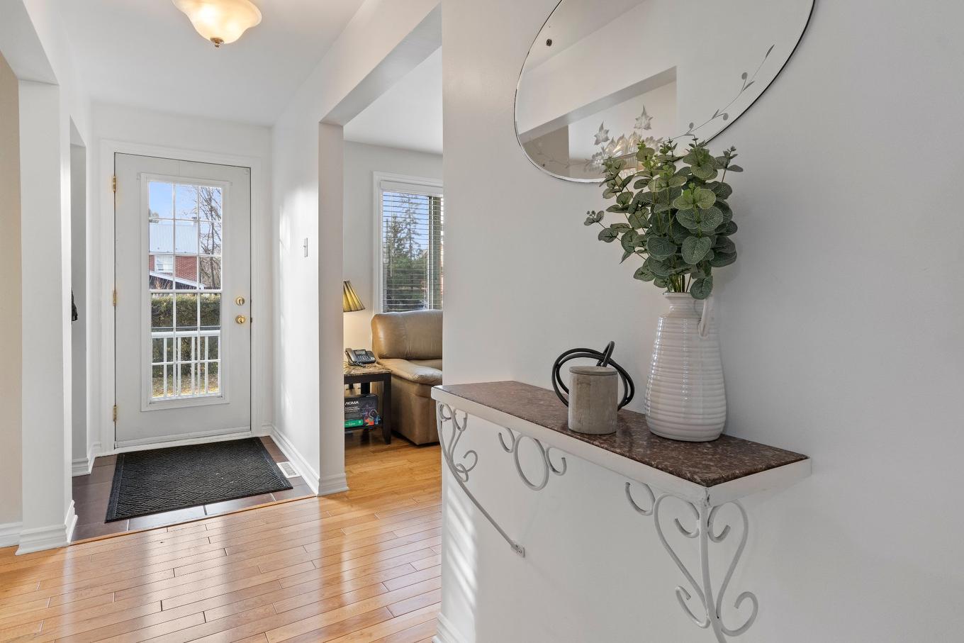 Hall d'entrée/Vestibule - 99 Rue Hamilton, Châteauguay, QC - Indoor Photo Showing Other Room