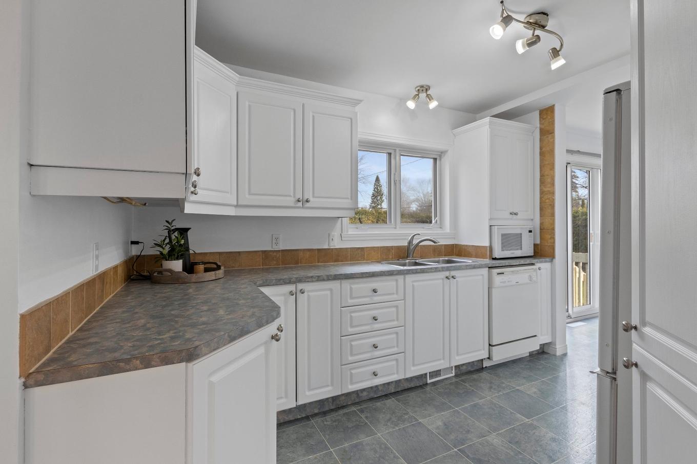 Cuisine - 99 Rue Hamilton, Châteauguay, QC - Indoor Photo Showing Kitchen With Double Sink