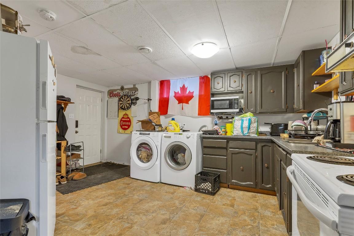 4214 34 Street, Vernon, BC - Indoor Photo Showing Laundry Room