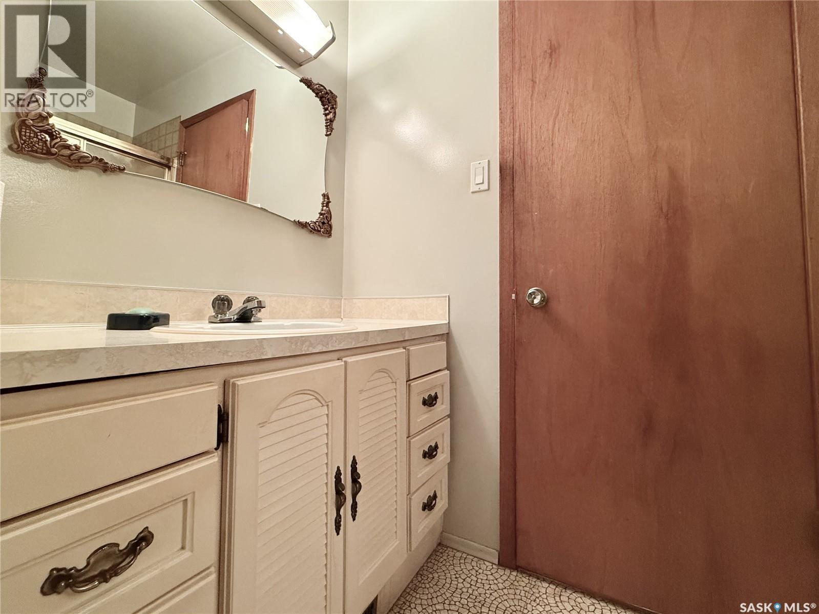 83 Young Crescent, Regina, SK - Indoor Photo Showing Bathroom