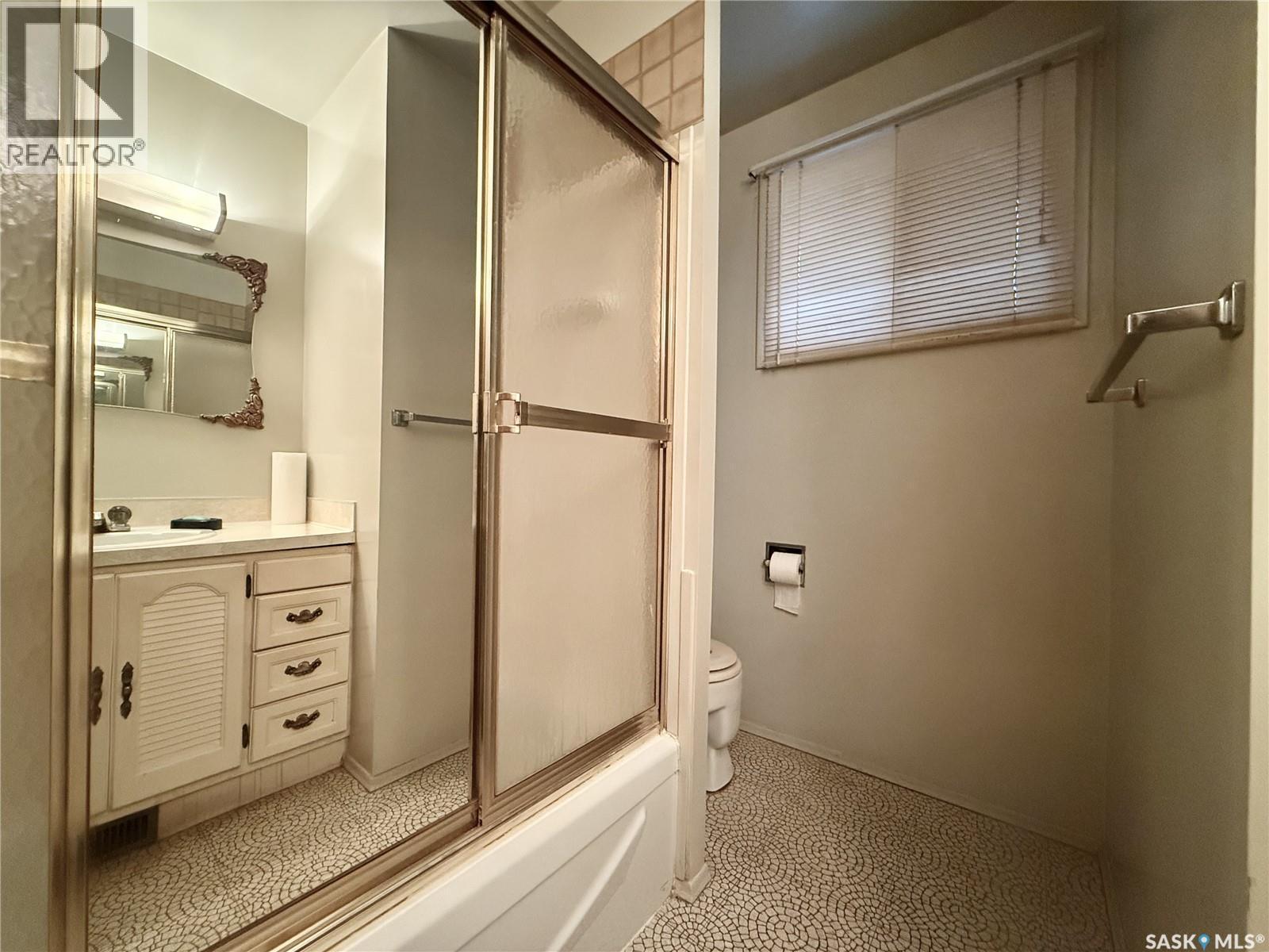 83 Young Crescent, Regina, SK - Indoor Photo Showing Bathroom