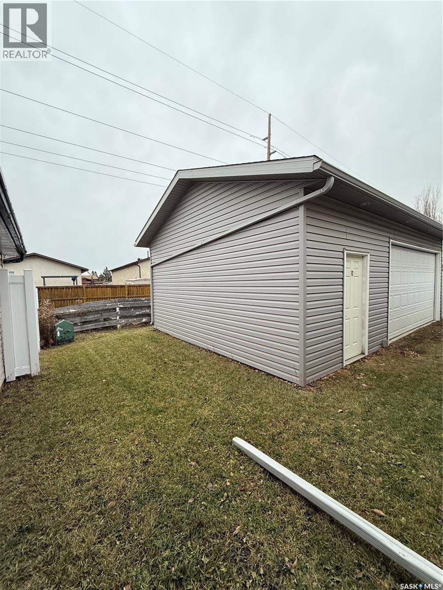 83 Young Crescent, Regina, SK - Outdoor With Exterior