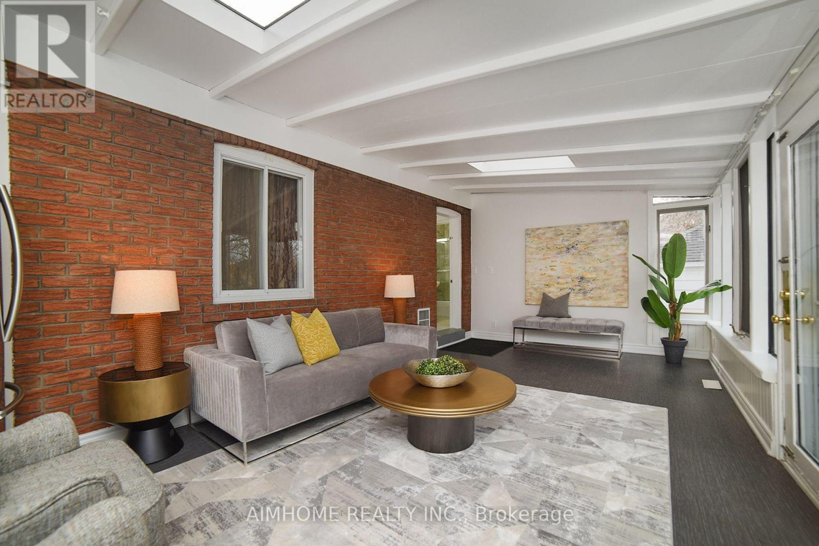 18 Ilfracombe Crescent, Toronto, ON - Indoor Photo Showing Living Room