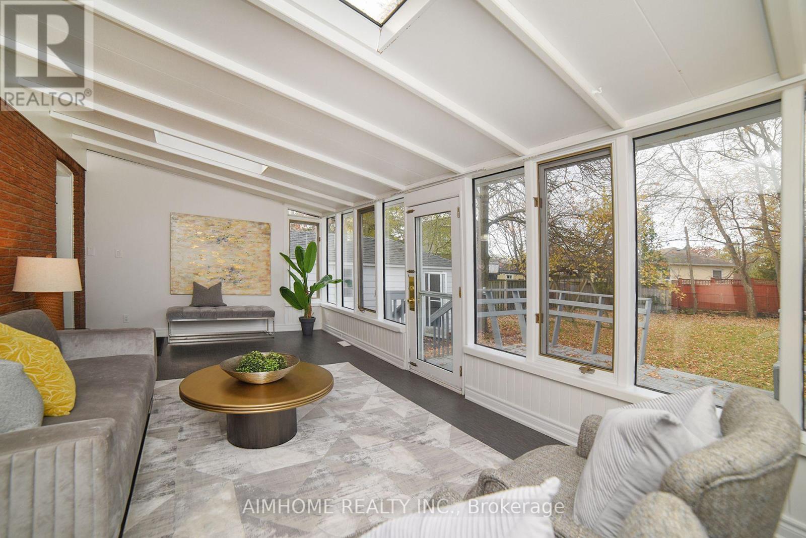 18 Ilfracombe Crescent, Toronto, ON - Indoor Photo Showing Living Room